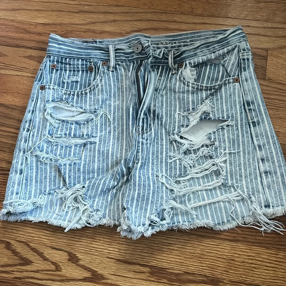 Like- new American Eagle Outfitters 90’s Striped Distressed Boyfriend Shorts